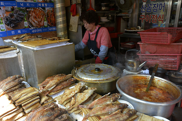 チャガルチ市場の焼き魚